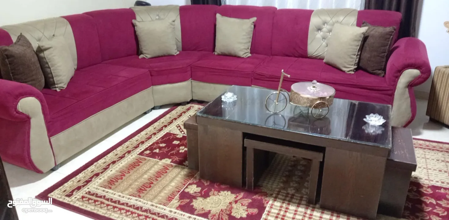 طقم غرفة جلوس مع 4 طاولات سيرفس ومع طاوله وسطيه