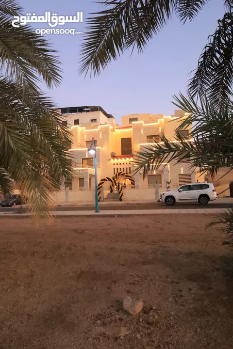 اجنحه فندقيه خمس نجوم قريبه من اشاره هيا العقبه منطقه الخامسه شارع الملك عبد الله على الشارع الرئيسي