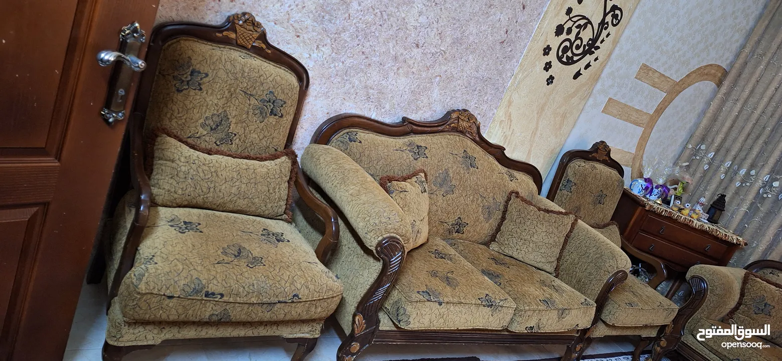 طقم غرفة جلوس كنبايات خشب زان 9 مقاعد بحالة جيدة جدا