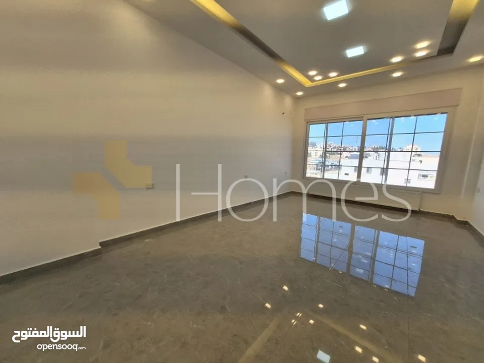 شقة مع حديقة للبيع في الحمر بمساحة بناء 160م