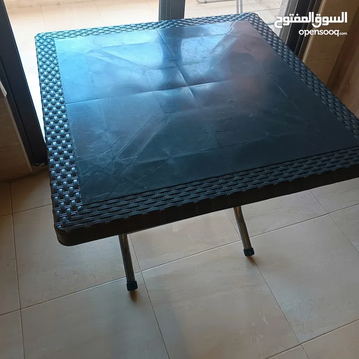 طاولة بلاستيك لون بني مع قاعدة جديدة