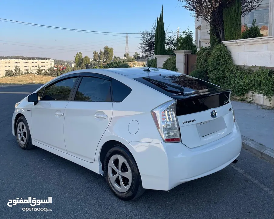 تويوتا بريوس منفوضه بالكامل مع جنط وكوشوك وكاله استعمال شخصي بطاريه فحص