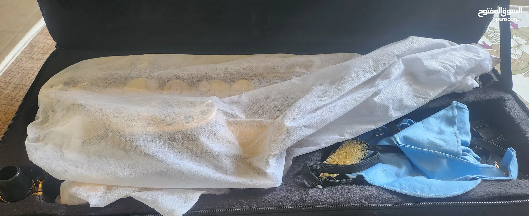 ساكسوفون طقريبا جديد بحالة ممتازه مع ستاند و ستراب  Alto Saxophone like new in excellent condition