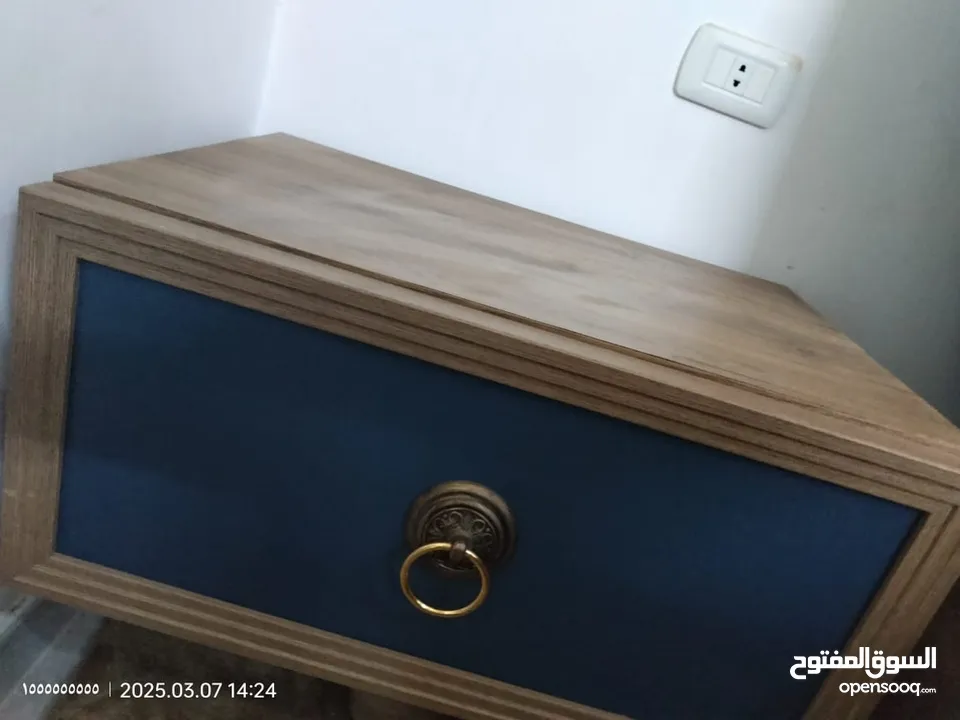 غرفة نوم ماستر .. تخت .. وتسريحة .. وخزانه .. كومودينات ثنتين