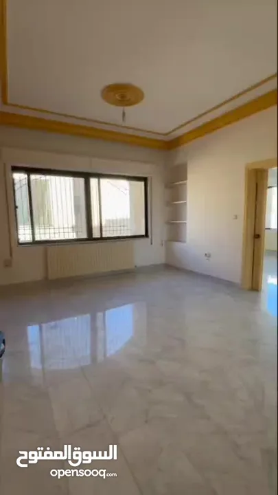 شقة الأحلام في أم أذينة الغربية – خصوصية، إطلالات، وأناقة بلا حدود