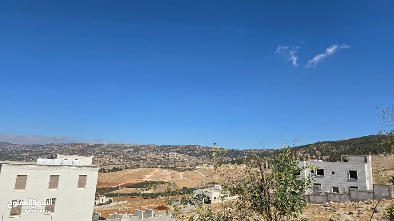 1 دونم على طريق اربد جرش القديم مباشره بعد مبنى المحافظه على اليسار
