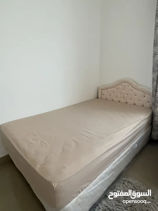بيع سرير شبه جديد