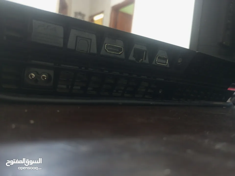 بلايستيشن 4 كامل متكامل مع حساب العاب أكثر من ألف لعبه موثق من شركه سوني مع ايادي 2  الحهاز وكاله