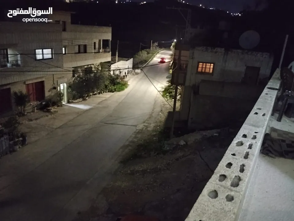 يتوفر لدينا بيت مشطب وسطح وقطعة ارض للبيع
