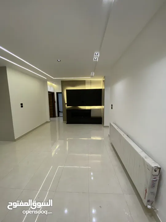 شقق فاخرة 240 متر و 200 متر 4 نوم و 3 نوم بتشطيب فاخر وبسعر مميز في أجمل مناطق طريق المطار البنيات