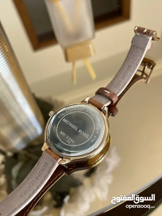 ساعة مايكل كورس ذهبية وجلد أصلية و مختَّمة  بحالة ممتازة  الساعة انيقة جداً Micheal Kors