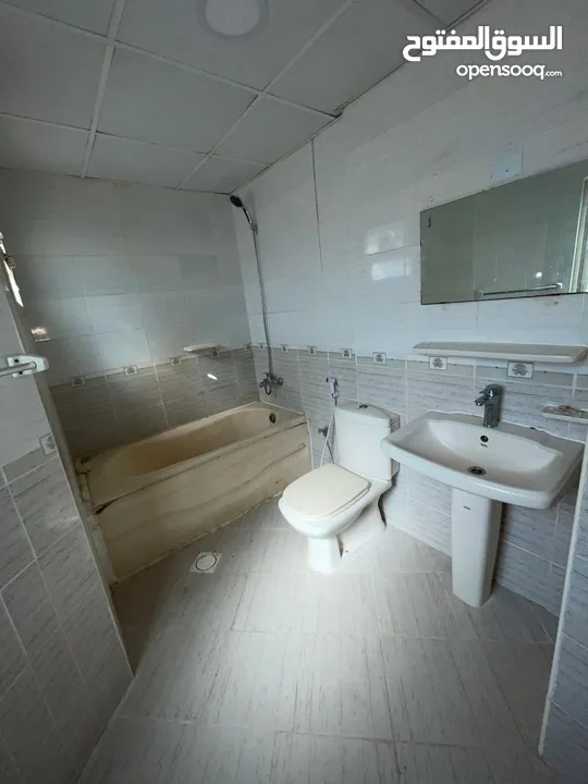 شقة للايجار  في  عجمان      في النعيمية   3    بسعر   ممتاز    جدا   جدا