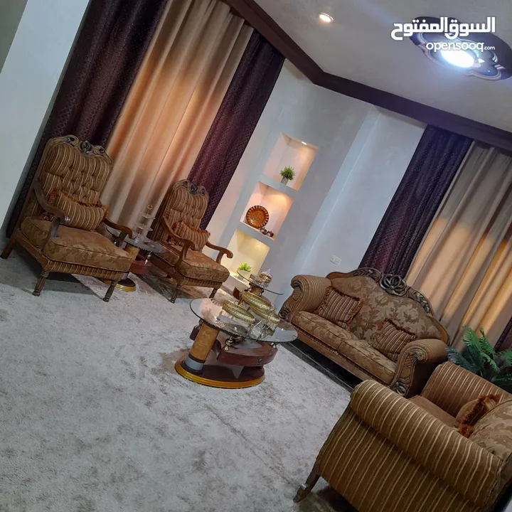 كنب بحال الجديد للبيع المستعجل بداعي السفر لون عسلي تفصيل وليس تجاري