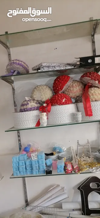 ديكور محل من رفوف سكريت وزوايا وستاندات