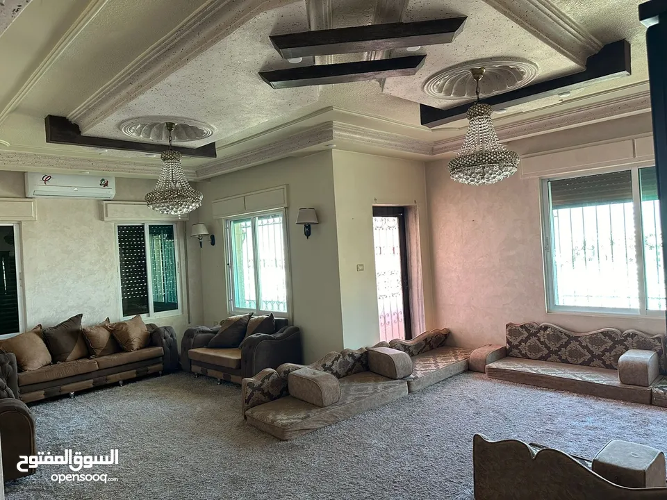 شقه من فيلا(غير مفروشة )للايجار طابق اول ب 360 ويوجد شقة صغيره طابق ارضي مدخل مستقل (غير مفروشة)150د