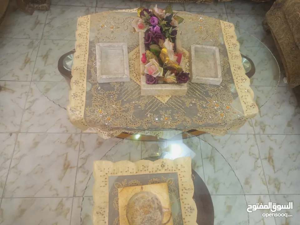 كنبايات مع طاولاتها