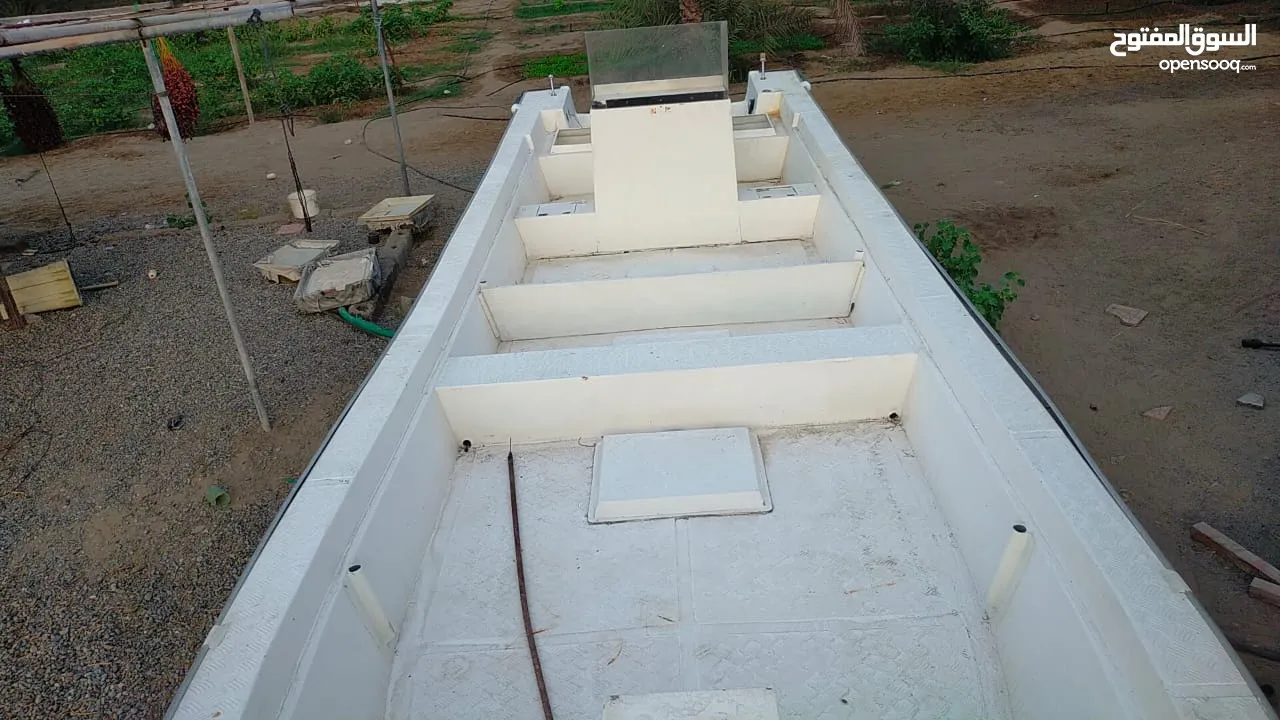 قارب مسطح 33 قدم مطلوب له 600 للتواصل