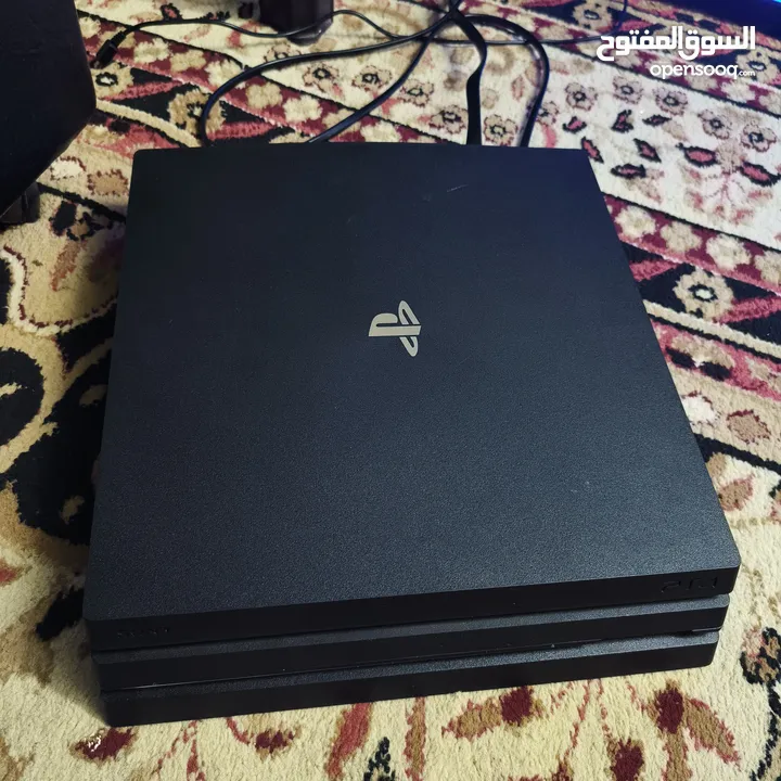 (Playstation 4 pro (1T بلايستيشن 4 برو 1 تيرا  امريكيه مع الكرتونه و ايد اصليه و وحده كوبي PS4 (1T)