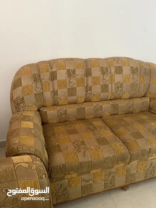 طقم كنب 4 قطع مع الطاولة  (قابل للتنجيد و لكن ليس عن طريقنا)