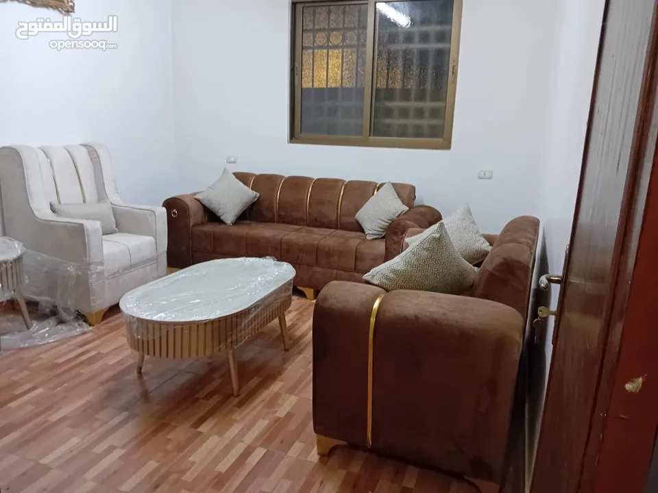 طقم شبه جديد طقم كنب مع طقم طاولات جلسه عربيه