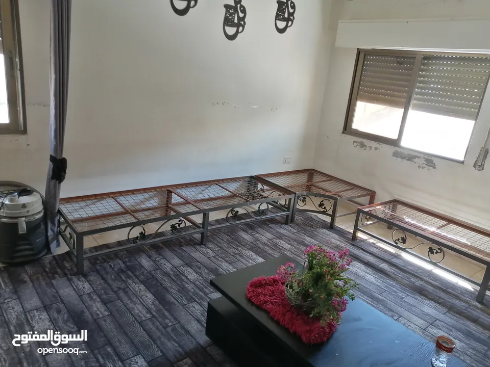 عرض ليو الأحد جلسه بحال الوكاله بتغطي 4 في 5  فرشات مع مقاعد حديد
