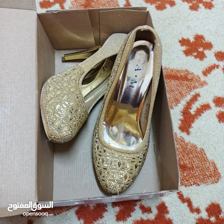 يوجد من 5 دنانير لا