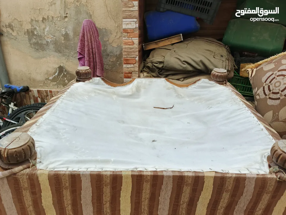 كنب كلاسيك للبيع من اربع قطع مناسب لصالون ومناسب غرفة جلوس ومناسب لغرفه ضيوف خشب اوزان ابيض