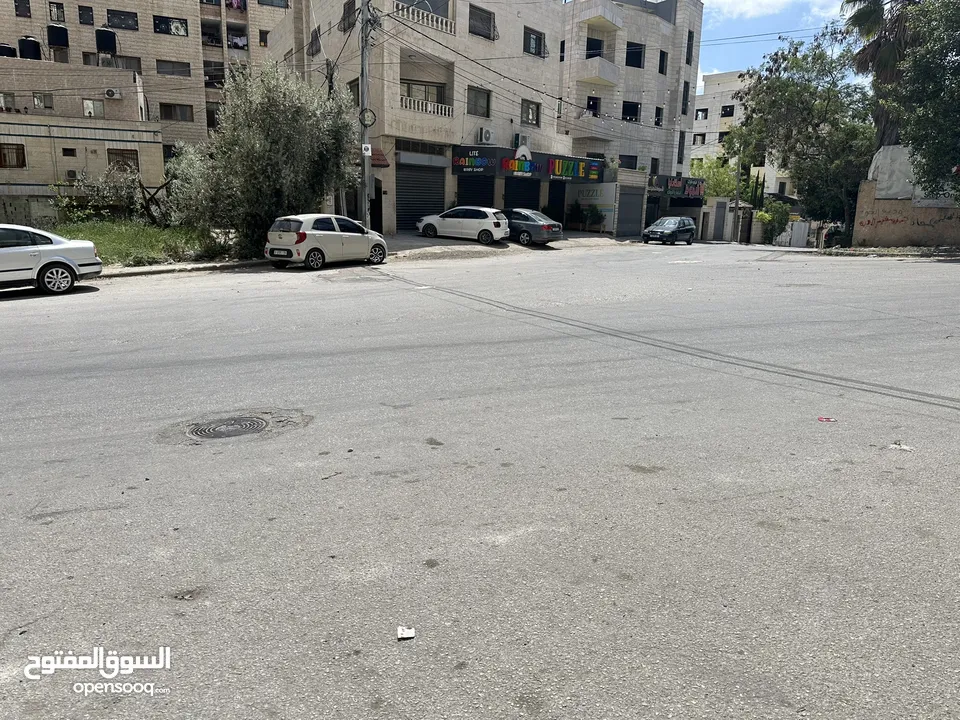 محل عظم في منطقة المعاجين على الشارع الرئيسي بالقرب من الصوالحي ماركت على مفترق طرق