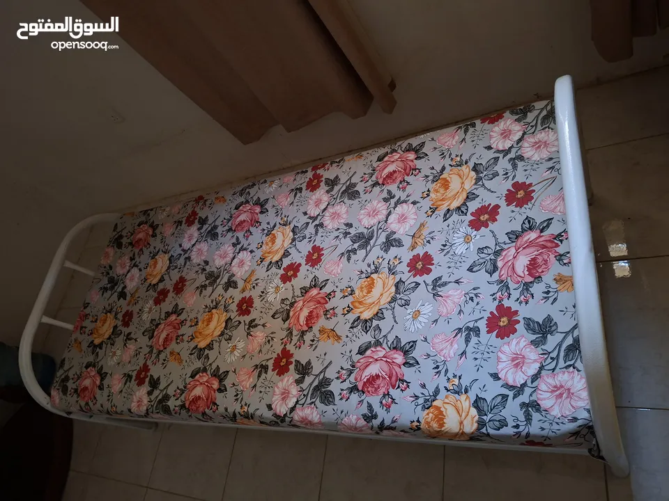 سريرين حديد شبه الجديد ومرتبة ضغط عالي جديدة