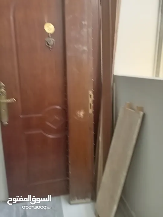 باب خشب 98*215 مستعمل معاه كل شي كامل
