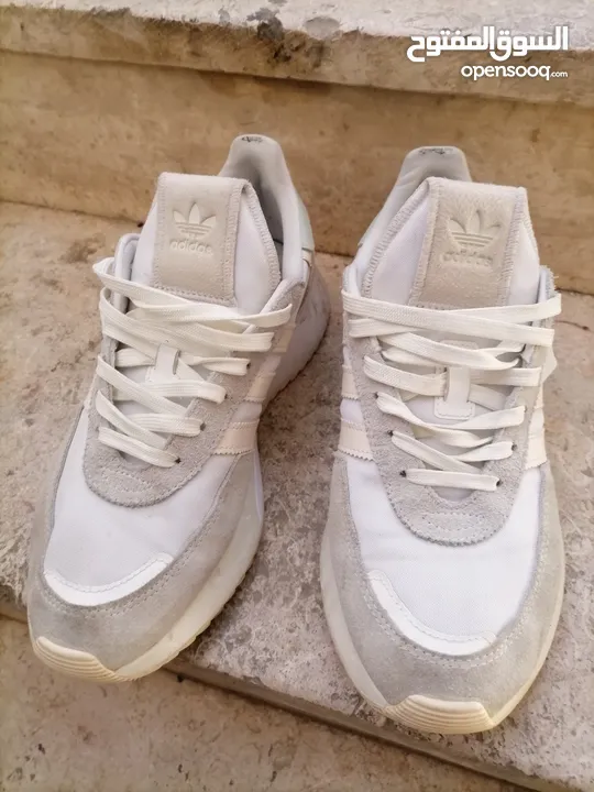 بوت adidas اشي فخامه ع لبس ومشي زي مهو بصور صناعه أندونيسي زي ما مكتوب  النمره(41.5_42)  الموقع عمان