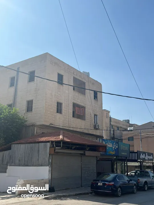 مجمع تجاري في وسط إربد عبارة عن محلات وشقق مع تسوية