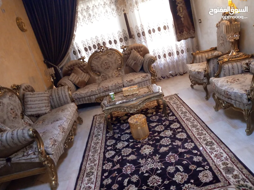 طقم كنب مصري بحاله جيده مع الطاولات