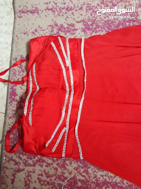 فستان سهرة لون احمر مرصع عند الصدر لم يلبس ابدا بس قديم سيتم غسلو بالدراي كلين عند الاستلام