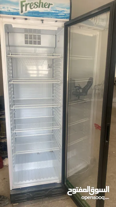 ثلاجة مشروبات بحالة ممتازة