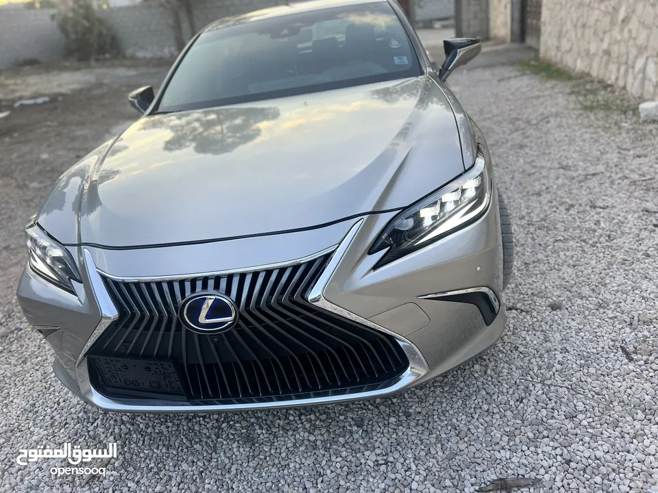 ‎لكزس 2021 lexus ES300h 2021  وارد كندا استخدام شخصي في كندا و الأردن السيارة غير مجمرة