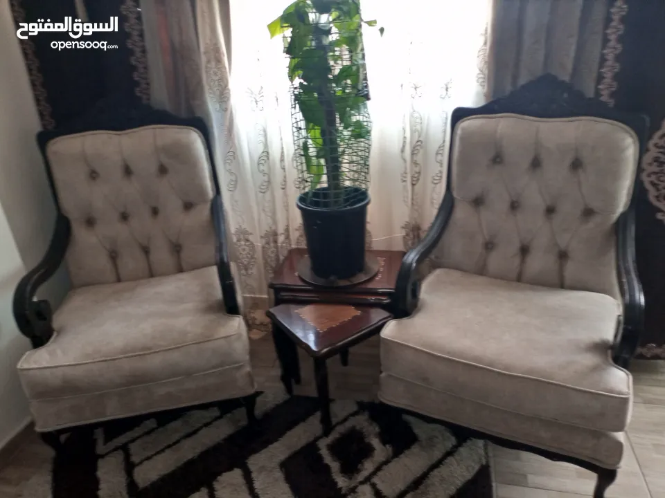 مفردتين كنب خشب وقماش بحالة جيدة جداً للبيع بطبربور