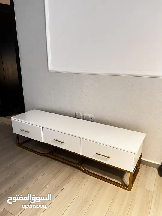طاولة تلفزيون للبيع : Living Room Furniture Used : Al Ain Al-Yahar  (207571766)