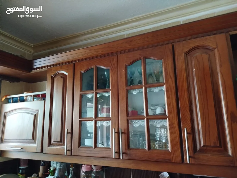 شقة للبيع في ماركا الجنوبية نادي السباق شيك المطار 3 غرف ومطبخ خشب بلوط وصالون و2 حمام وحماية راكبه