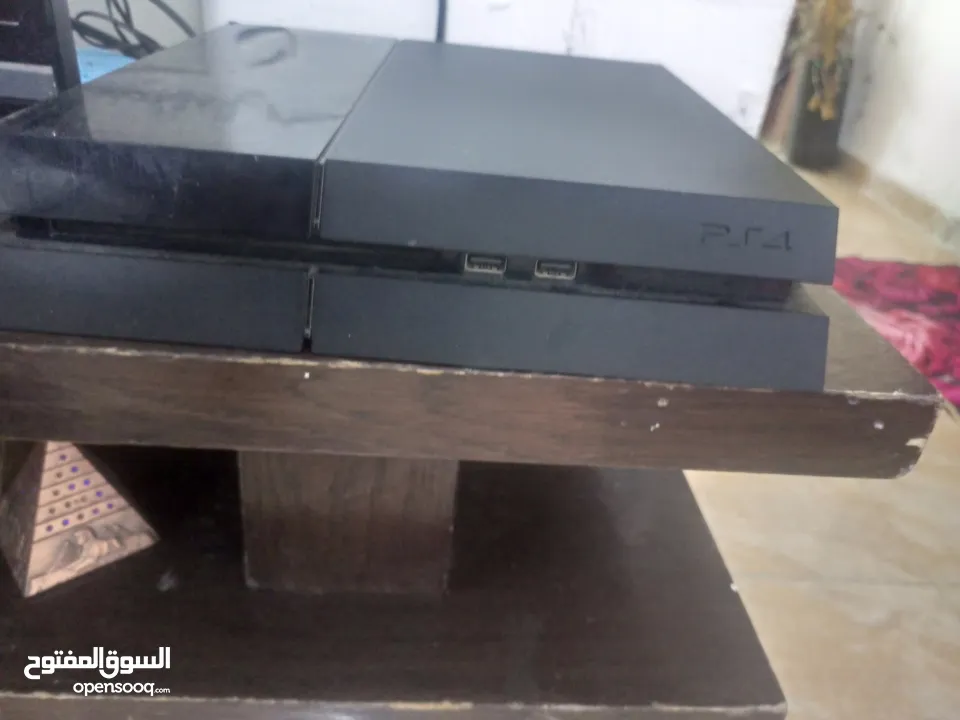 بلايستيشن 4 كامل متكامل مع حساب العاب أكثر من ألف لعبه موثق من شركه سوني مع ايادي 2  الحهاز وكاله
