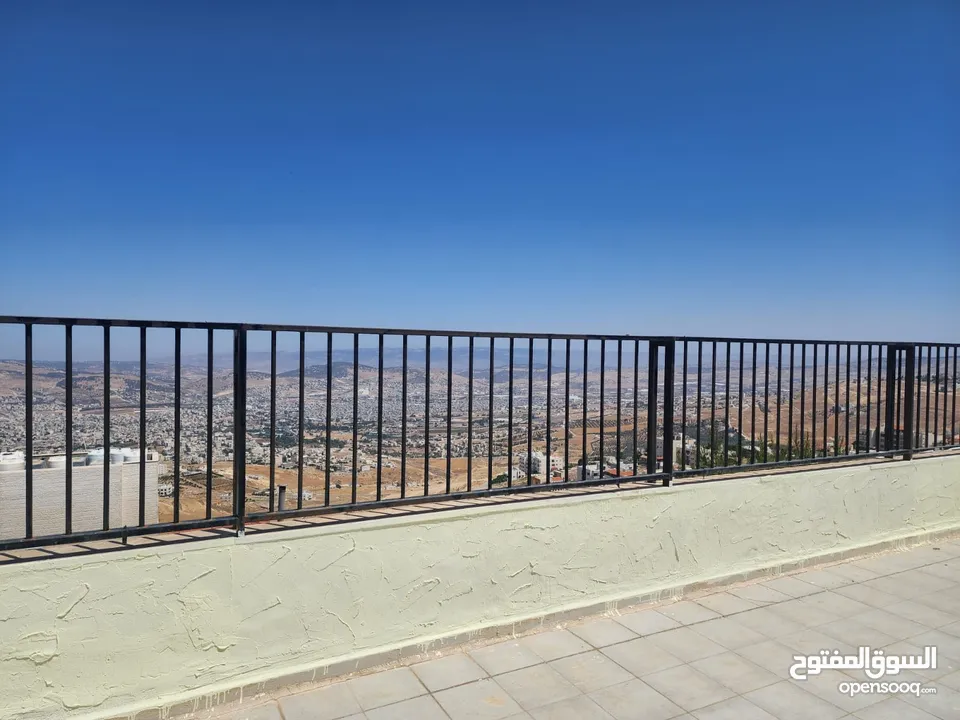 شقة مع رووف و ترس إطلالة أبدية خلابة  على جبال جرش و السلط في أجمل مناطق الجبيهة ابو عوف تنظيم أ