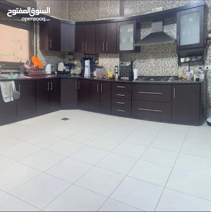شقة طابقية (طابق رابع) 185 متر للبيع مادبا - حنينا  صالون وترس واسع