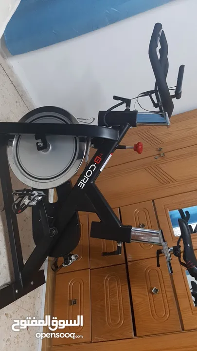 دارجه تمارين ثابته (spinning bike)مخصصة للتمارين الرياضية المنزلية. شبه جديده ونظيفة..