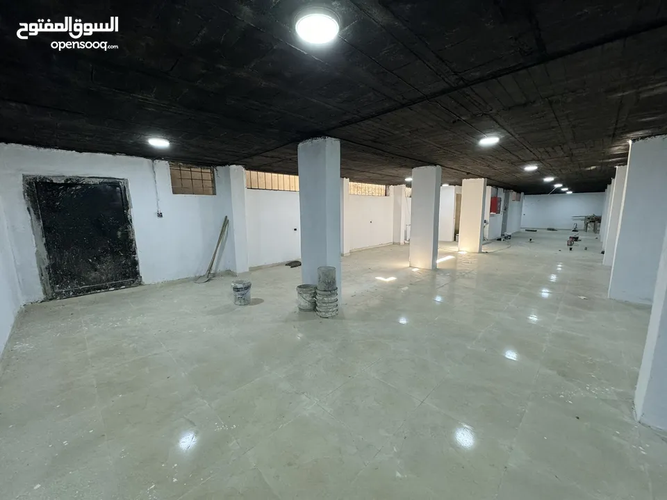 تسوية تجارية للإيجار مساحة 400 متر على شارع اربد الحصن الرئيسي بجانب كازية عاشور
