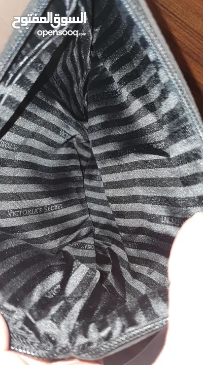 حقيبة يد - حقيبة كتف مع حزام سوداء من فيكتوريا سيكريت  Clutch Bag-Crossbody Bag Victoria's Secret