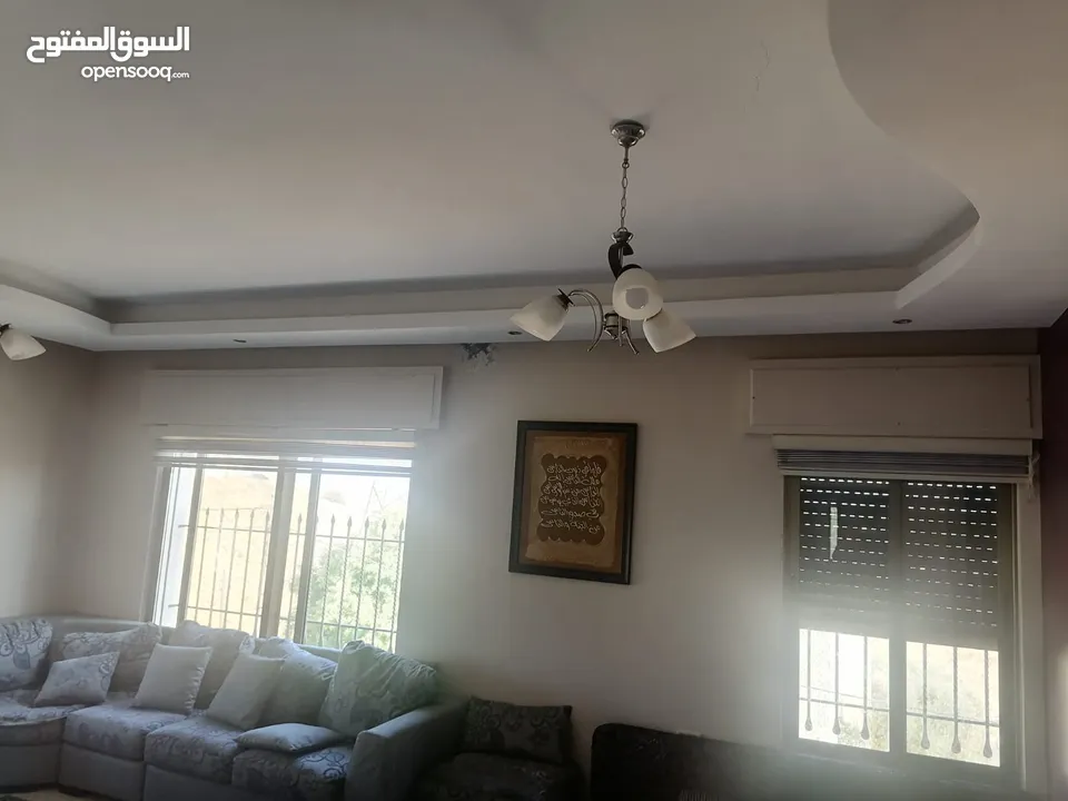 بيت مستقل اربع شقق طابقية على شارعين شارع المطار حجار النوابلسة مقابل الخارجية لقطة !!
