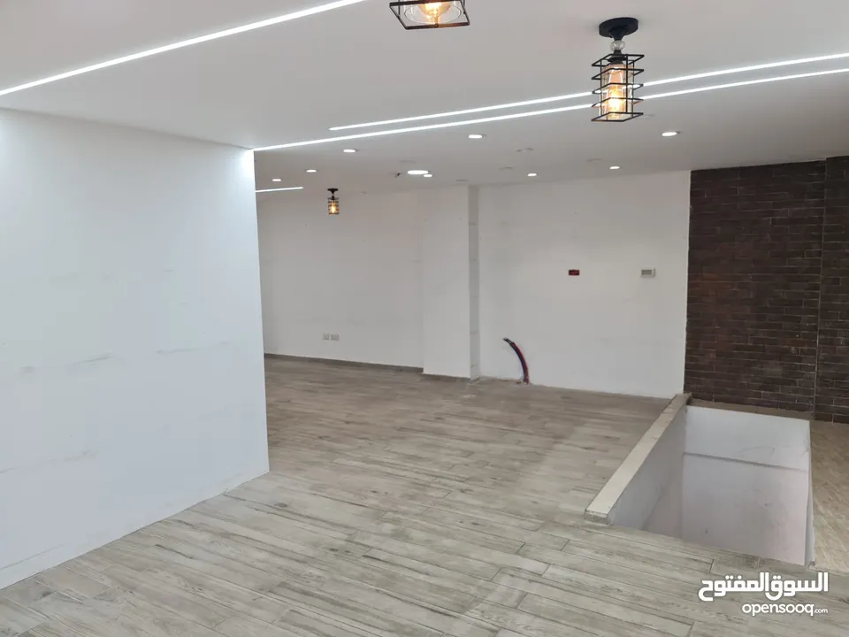 محل تجاري للايجار بالقرب من وسط البلد في مدينة الخليل مع واجهة بارزة على الشارع الرئيسي