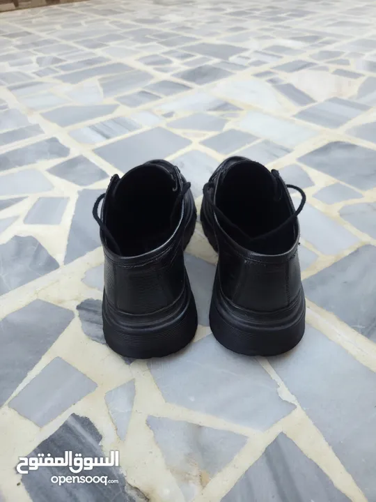 حذاء اسود ( لمن يهتم باناقته )