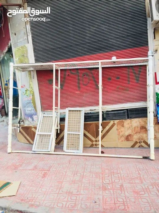 السلام عليكم  نصبة رفوف حديد نفصله تفصيل من الحديد الصب تصلح لجميع الاستخدامات معها رفوف ناقصها دهان
