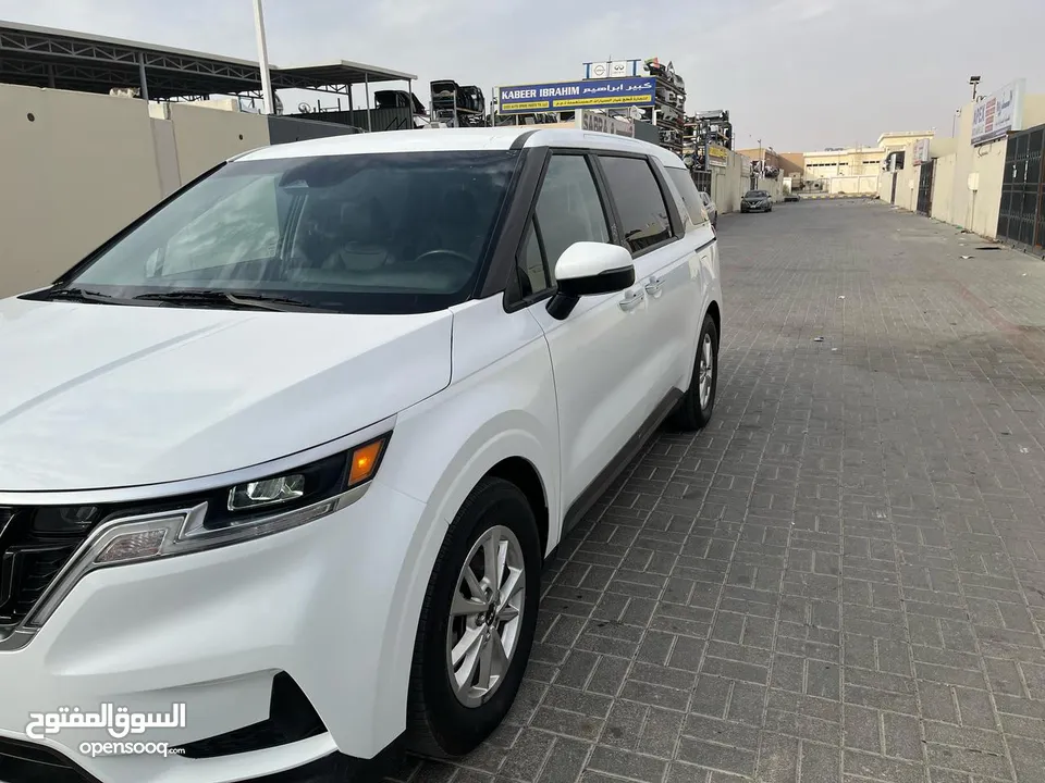 Kia carnival 2022 white mid option